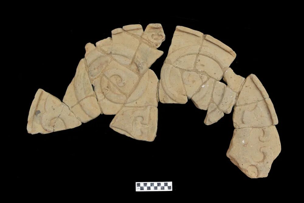 出土的秦代大型夔纹瓦当。（中国社科院供图）