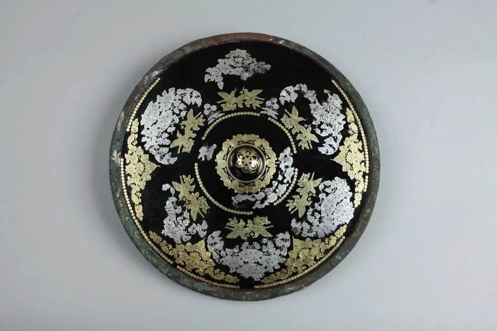 金银平脱花鸟纹铜镜。（中国社科院供图）