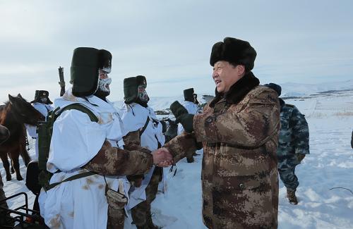  2014年1月26日上午，习近平来到祖国边疆的内蒙古阿尔山，冒着零下30多摄氏度的严寒，迎风踏雪慰问在边防线上巡逻执勤的官兵。新华社记者 李刚 摄