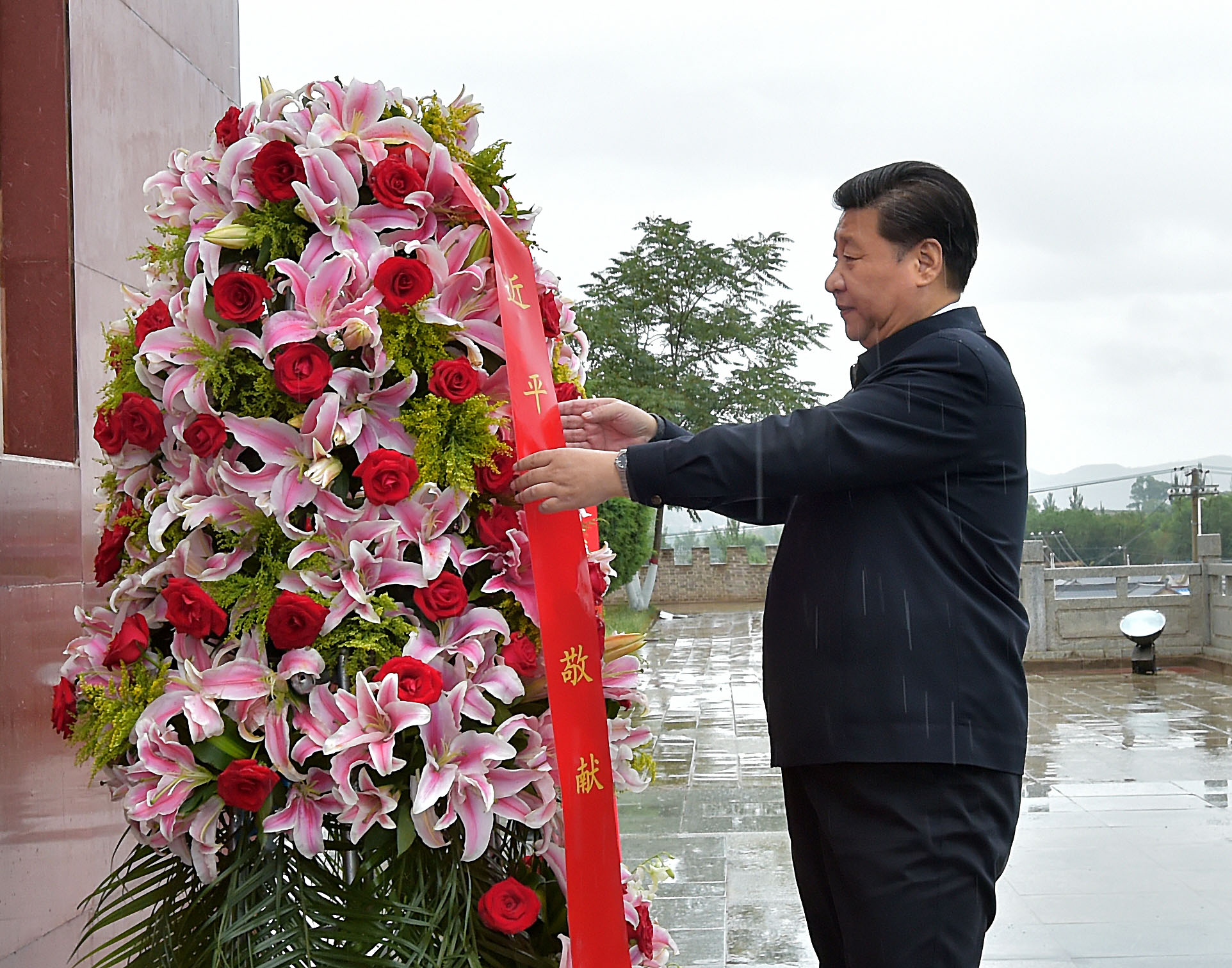 △ 2016年7月18日，习近平总书记来到宁夏固原市西吉县将台堡，向红军长征会师纪念碑敬献花篮。