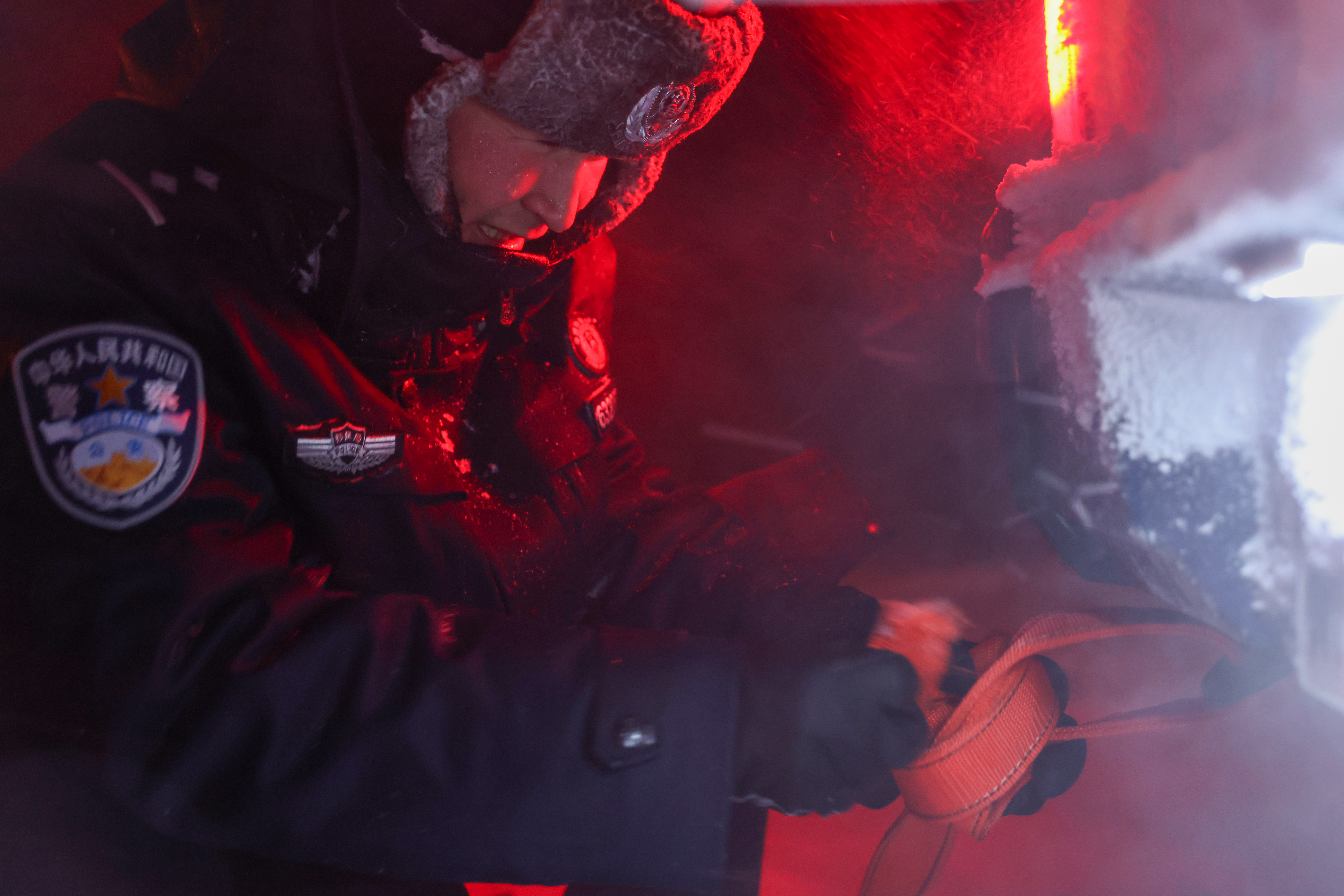 7图为 2025年11月13日,新疆阿勒泰边境管理支队吐尔洪边境派出所民警正在挂拖车钩。