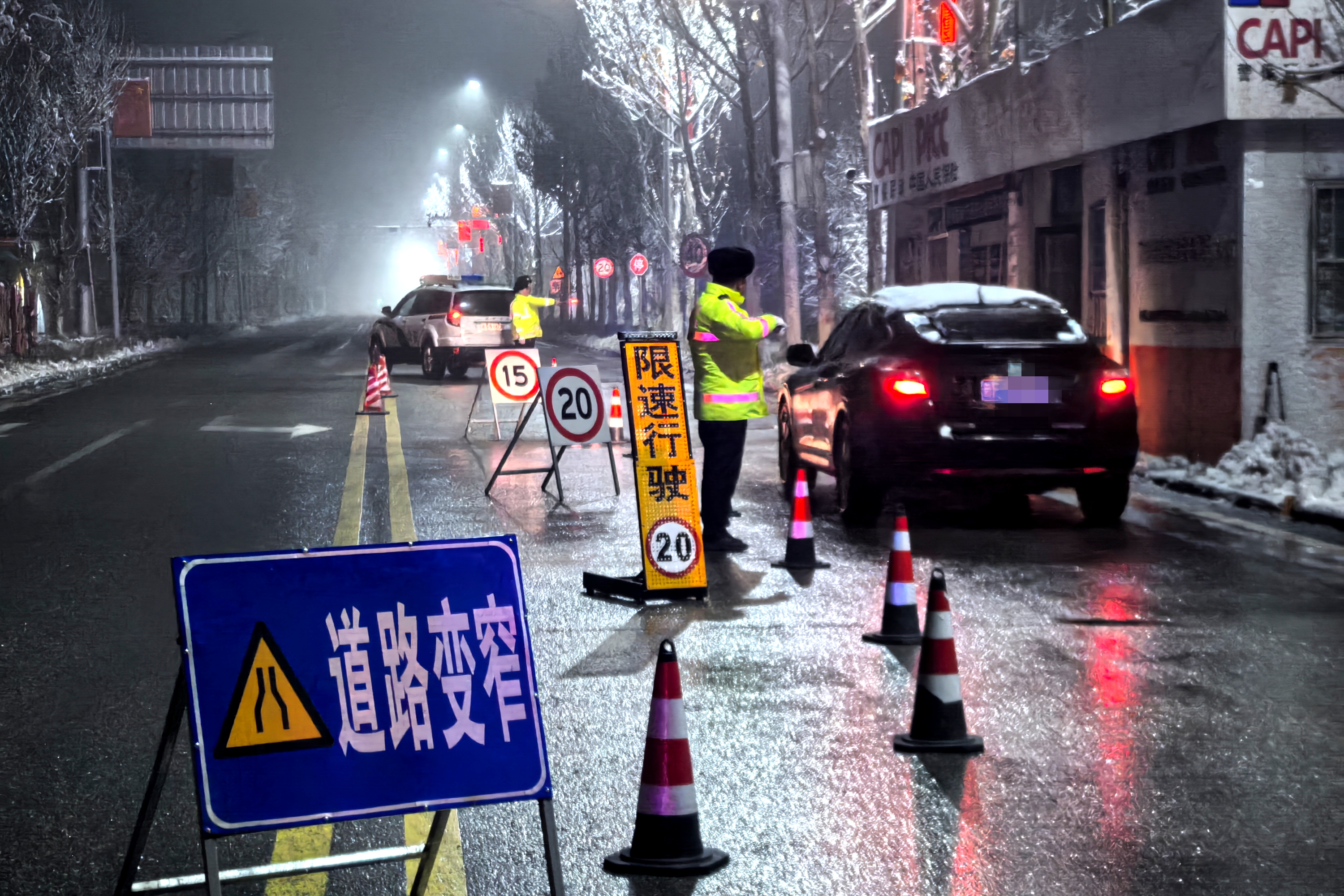 大雾天气，霍尔果斯交警为群众平安出行“导航”